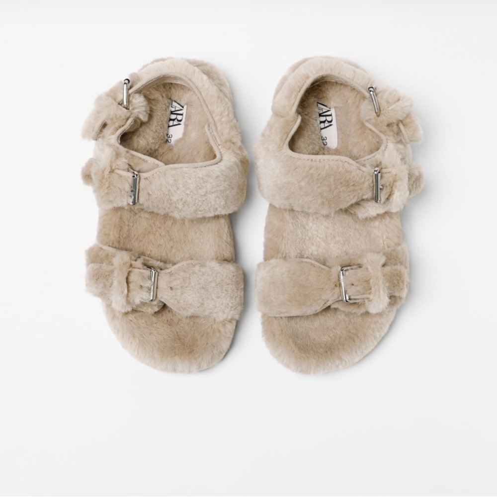 NWT KIDS/ BUCKLED FAUX FUR SANDALS
